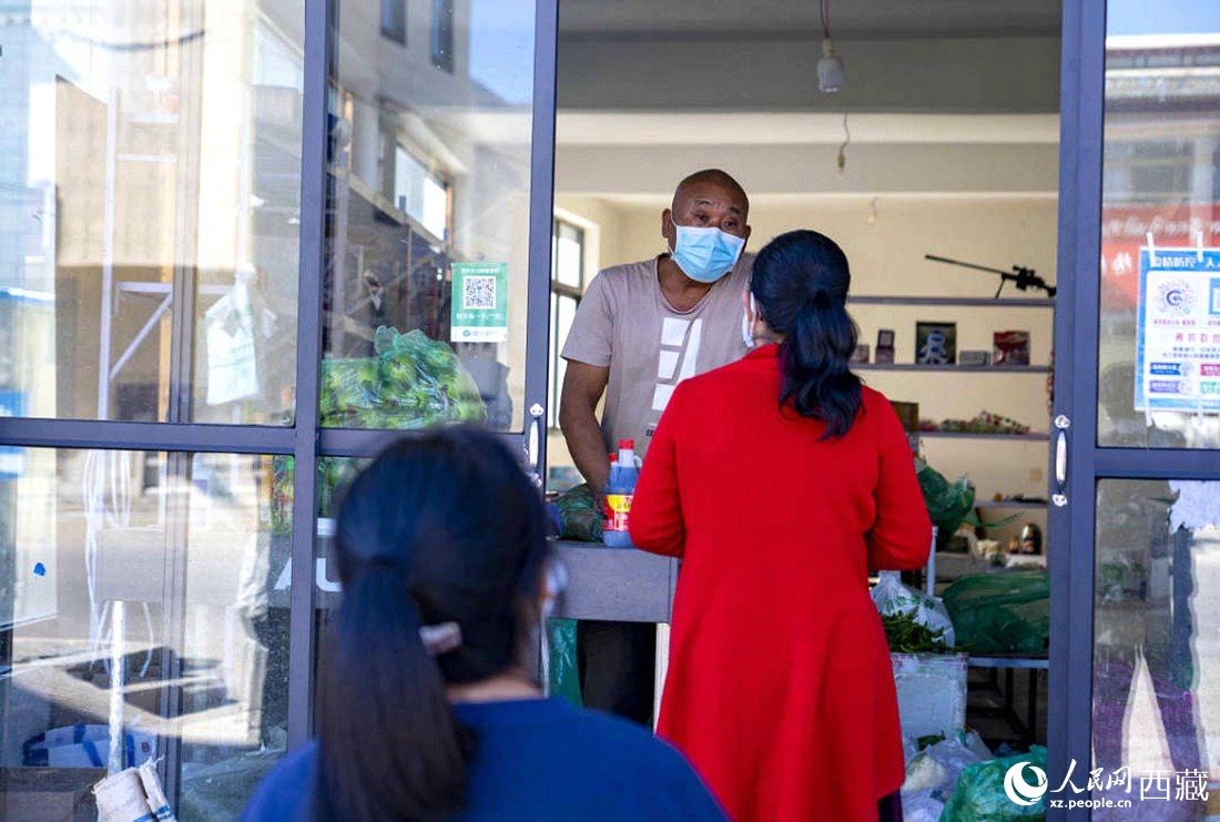 市民們有序排隊(duì)購(gòu)買早餐。人民網(wǎng) 次仁羅布攝