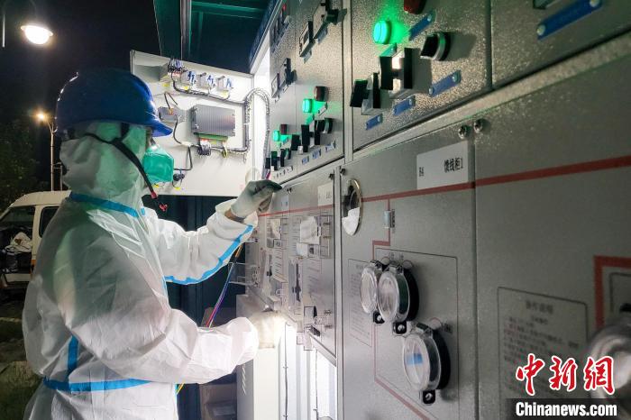 西藏電力部門順利完成方艙醫(yī)院供電設備安全可靠接入?！⊥醮箫w 攝