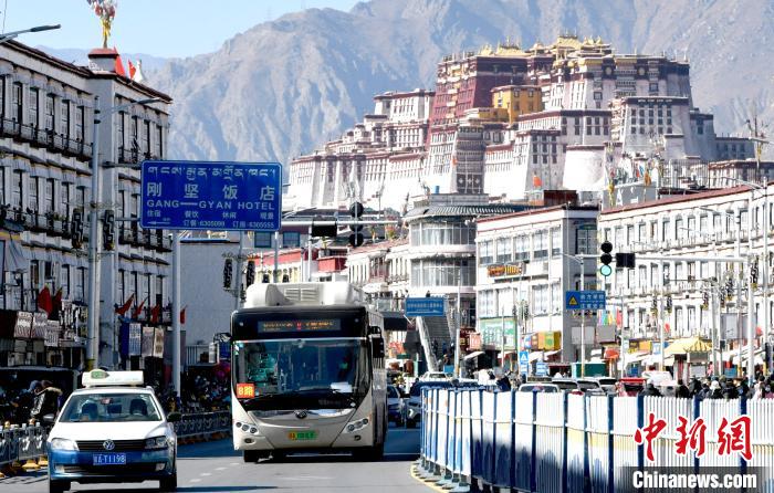 12月7日，一輛公交車從拉薩市城關(guān)區(qū)北京東路駛過?！±盍?攝