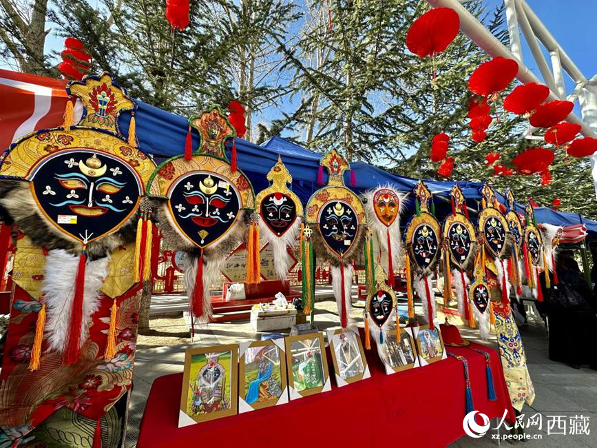 充滿藏元素的年貨節(jié)現(xiàn)場。人民網(wǎng) 次仁羅布攝