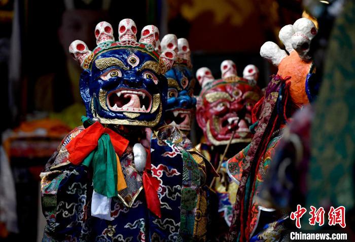 2月19日，楚布寺僧人們佩戴面具準(zhǔn)備參加跳神活動(dòng)?！±盍?攝