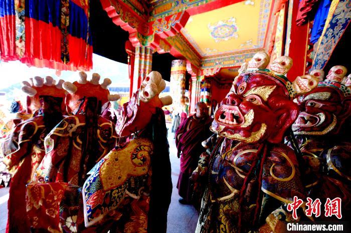 2月19日，楚布寺僧人們佩戴面具準(zhǔn)備參加跳神活動(dòng)?！±盍?攝