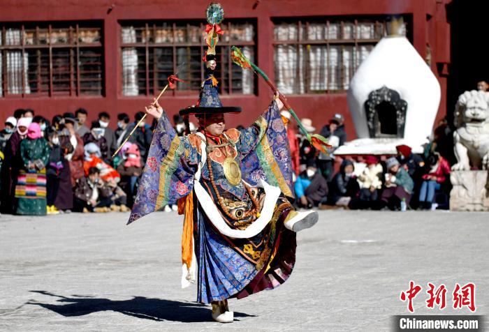 2月19日，楚布寺僧人參加跳神活動(dòng)。　李林 攝