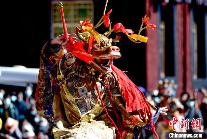 2月19日，楚布寺僧人佩戴面具參加跳神活動(dòng)?！±盍?攝