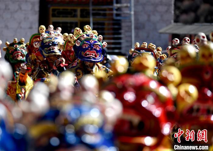 2月19日，楚布寺僧人們佩戴面具參加跳神活動(dòng)?！±盍?攝