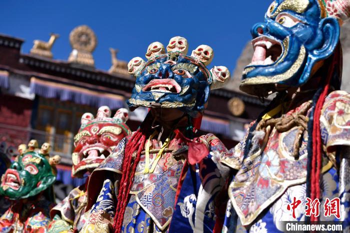 2月19日，楚布寺僧人們佩戴面具參加跳神活動(dòng)?！±盍?攝