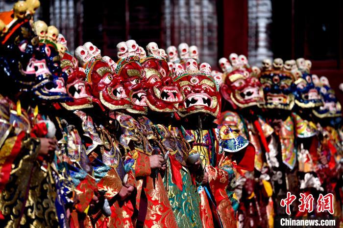 2月19日，楚布寺僧人們佩戴面具參加跳神活動(dòng)?！±盍?攝