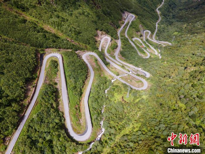 圖為西藏山南錯(cuò)那縣的盤山公路，錯(cuò)那縣被命名為全國(guó)“四好農(nóng)村路”示范縣?！〗w波 攝
