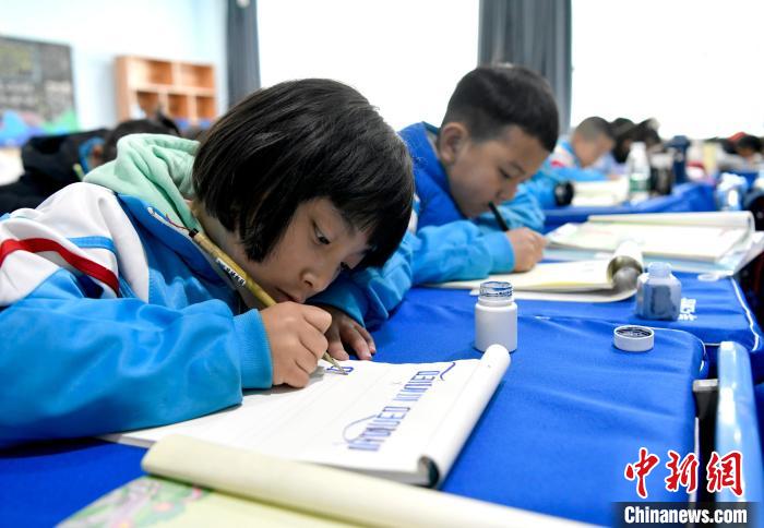 3月14日，西藏拉薩市第一小學(xué)一年級(jí)六班的學(xué)生們?cè)诓卣Z(yǔ)文課上書寫藏文?！±盍?攝