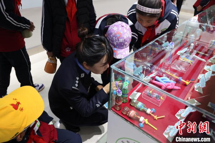 圖為亞東邊檢站民警為駐地小學(xué)生開展禁毒教育?！『?攝