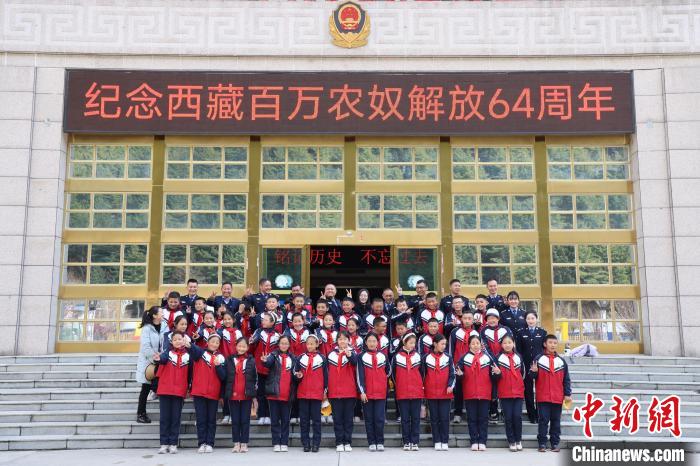 圖為亞東邊檢站民警代表與駐地小學(xué)師生代表合影留念?！『?攝