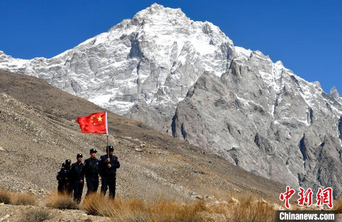 底雅邊境派出所民警夏永軍(右一)在巡邏中。　李林 攝