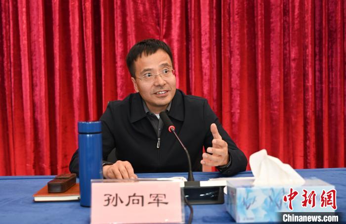 圖為西藏自治區(qū)黨委宣傳部副部長、自治區(qū)社科院黨組書記孫向軍主持活動?！≮w朗 攝