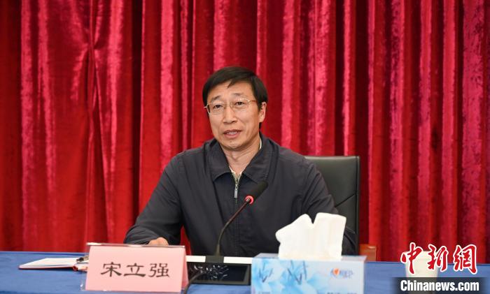 圖為西藏自治區(qū)黨委組織部副部長、第十批援藏干部人才總領(lǐng)隊宋立強(qiáng)致辭。