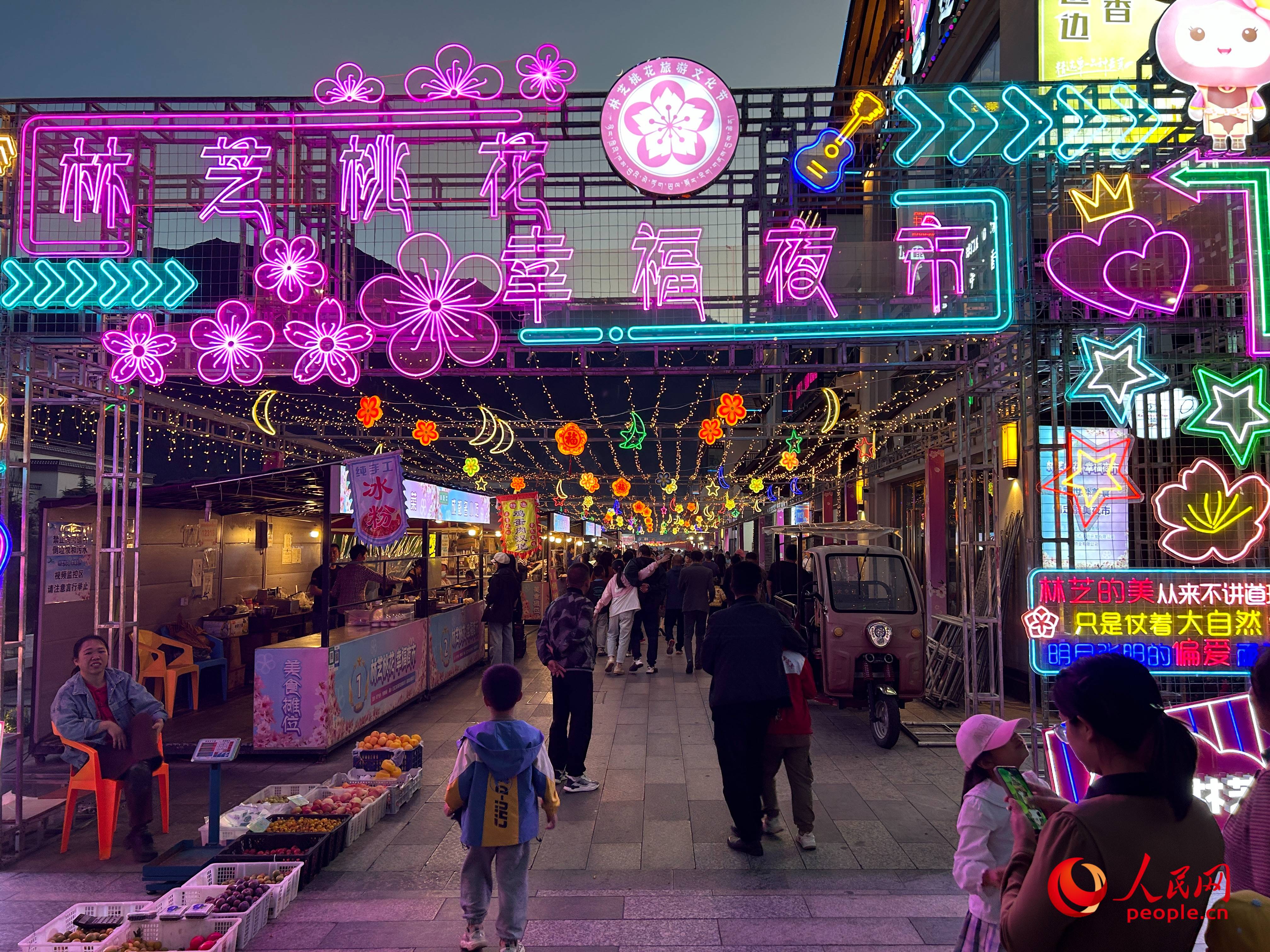 工布公園里的夜市，人來人往。人民網(wǎng) 周靜圓攝