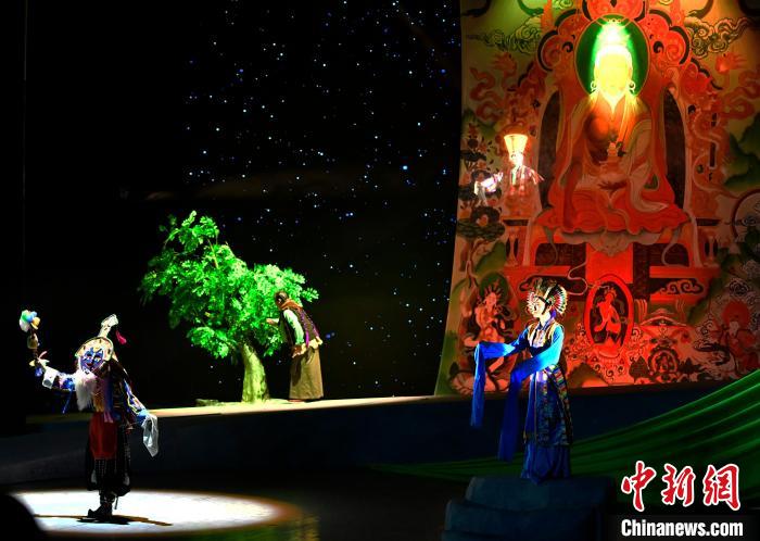西藏拉薩:新編現實題材藏戲《綠色哈達》開演