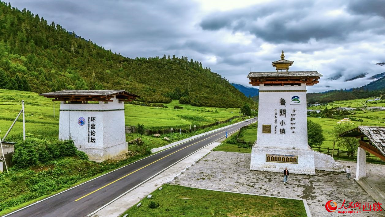 圖為魯朗小鎮(zhèn)一角。人民網(wǎng)記者 次仁羅布攝