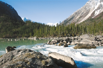 然烏湖美景。圖片由昌都市委宣傳部提供.jpg