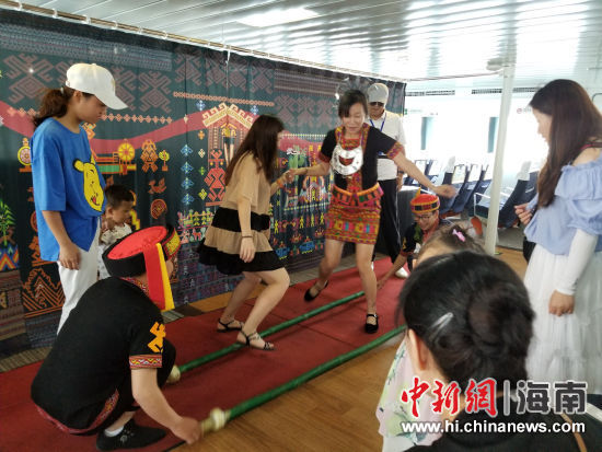 游客在“海上巴士”船艙內(nèi)體驗竹竿舞。