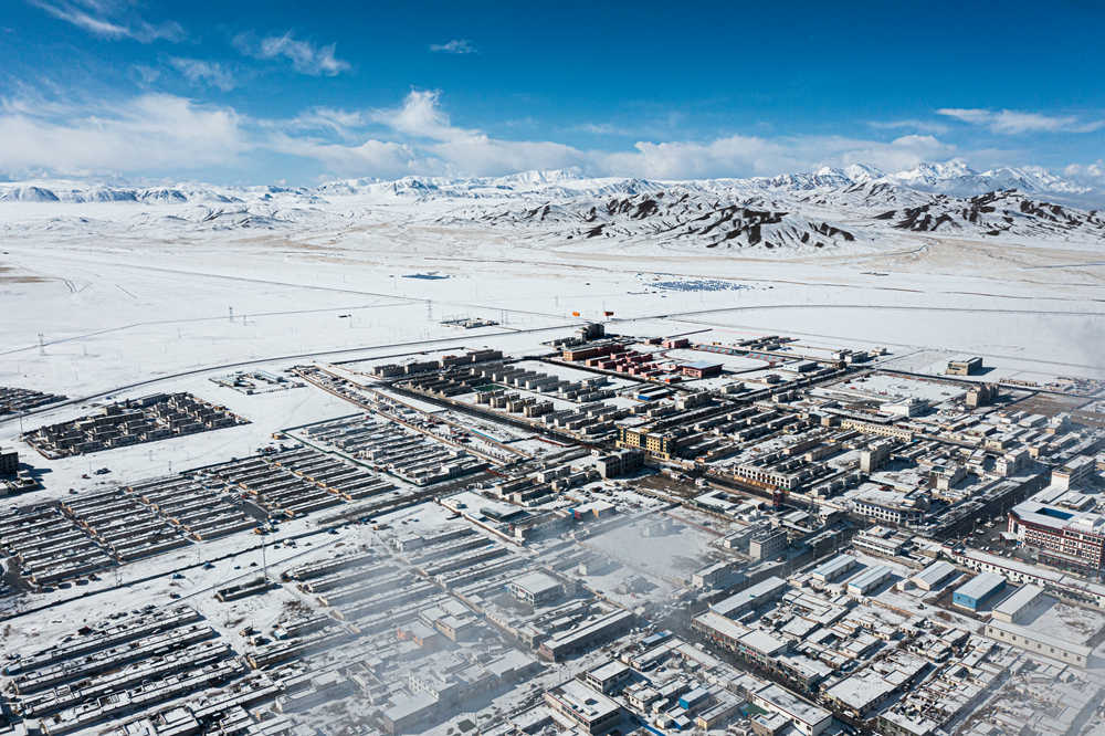 西藏阿里地區(qū)改則縣迎來初雪，銀裝素裹，美如畫卷。